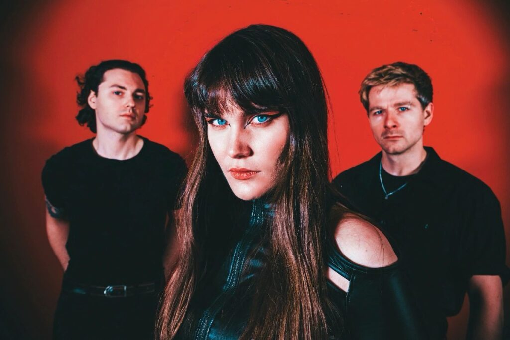 CALVA LOUISE SIGN TO MASCOT RECORDS + SHARE NEW VIDEO