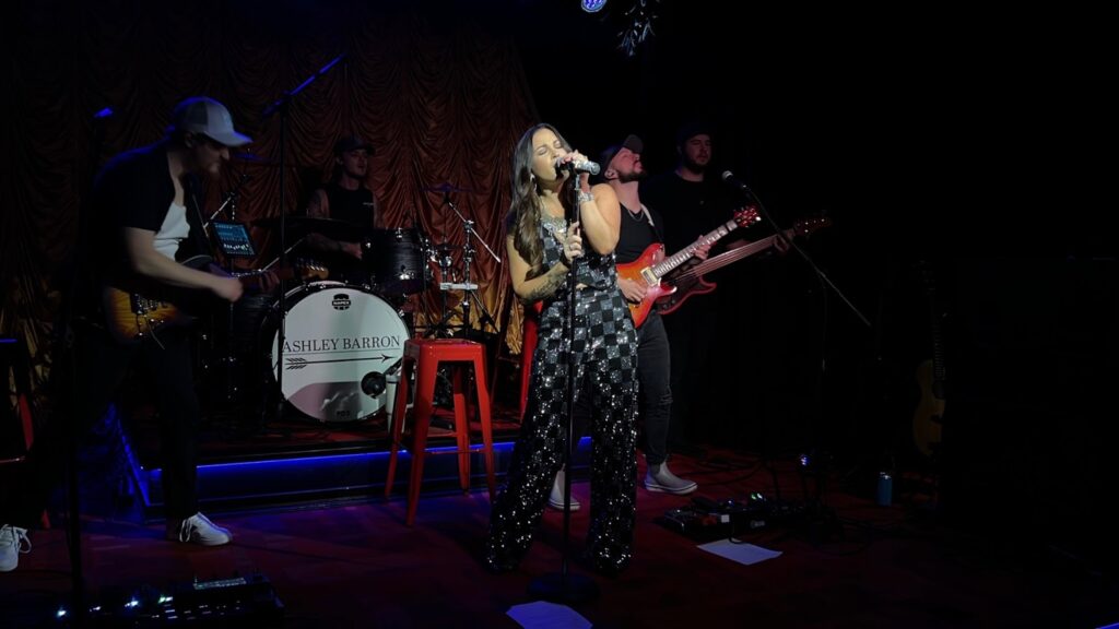 ASHLEY BARRON STEALS THE SPOTLIGHT AT THE EIGHTH ROOM, NASHVILLE’S PREMIER VENUE FOR INDUSTRY SHOWCASES