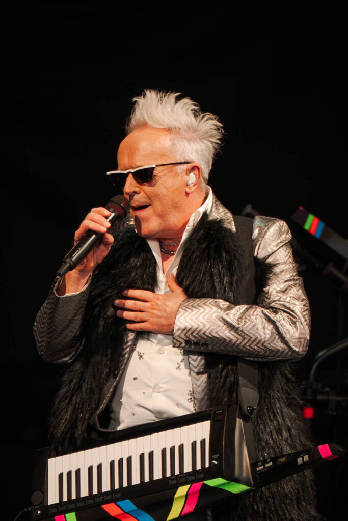 BRAND NEW “STAND UP” SONG FROM SYNTH POP LEGEND HOWARD JONES